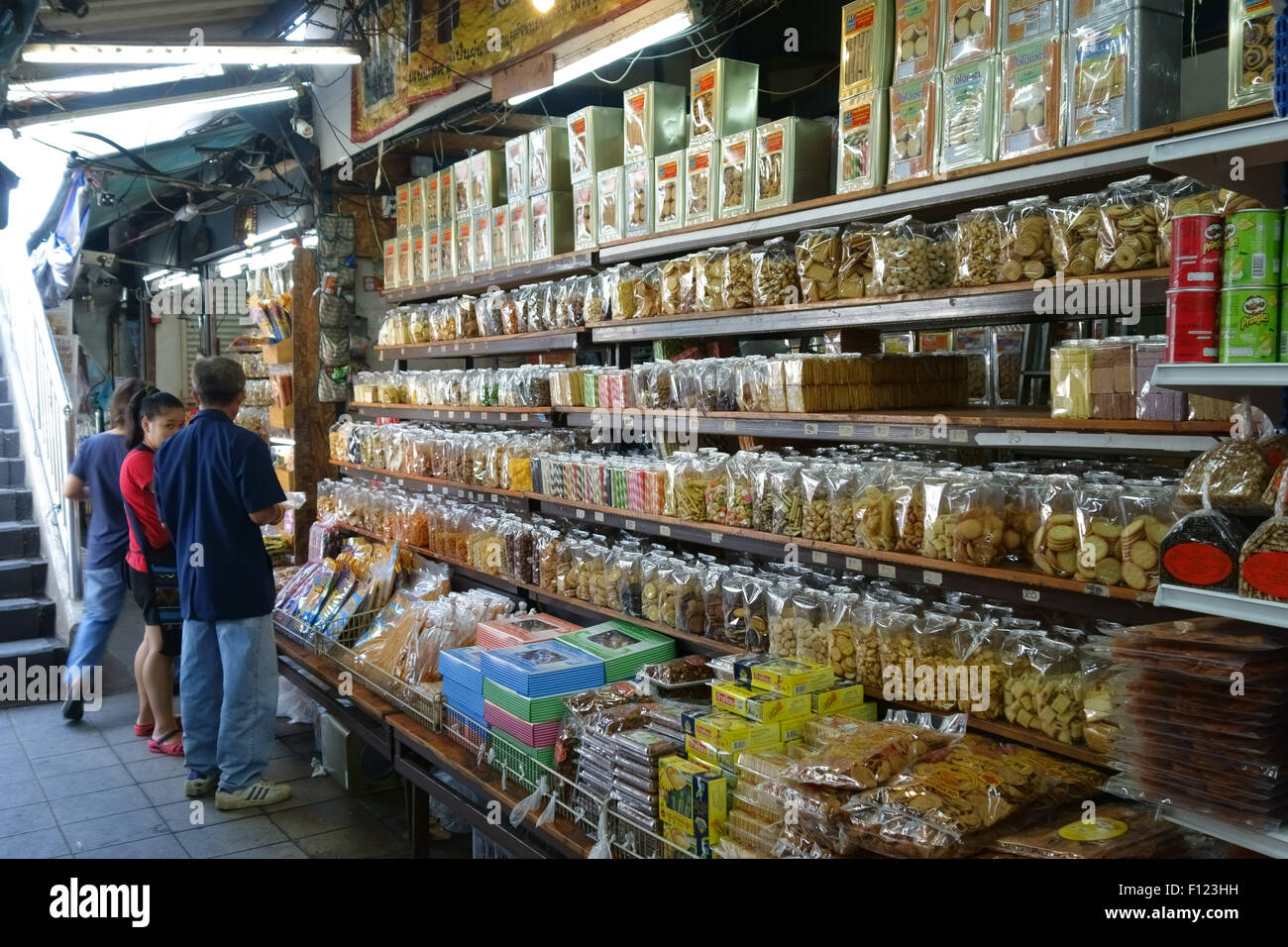 Una varietà di prodotti in pacchetti, scatole e vasi in una fase di stallo in una Bangkok mercato alimentare, Thailandia Foto Stock