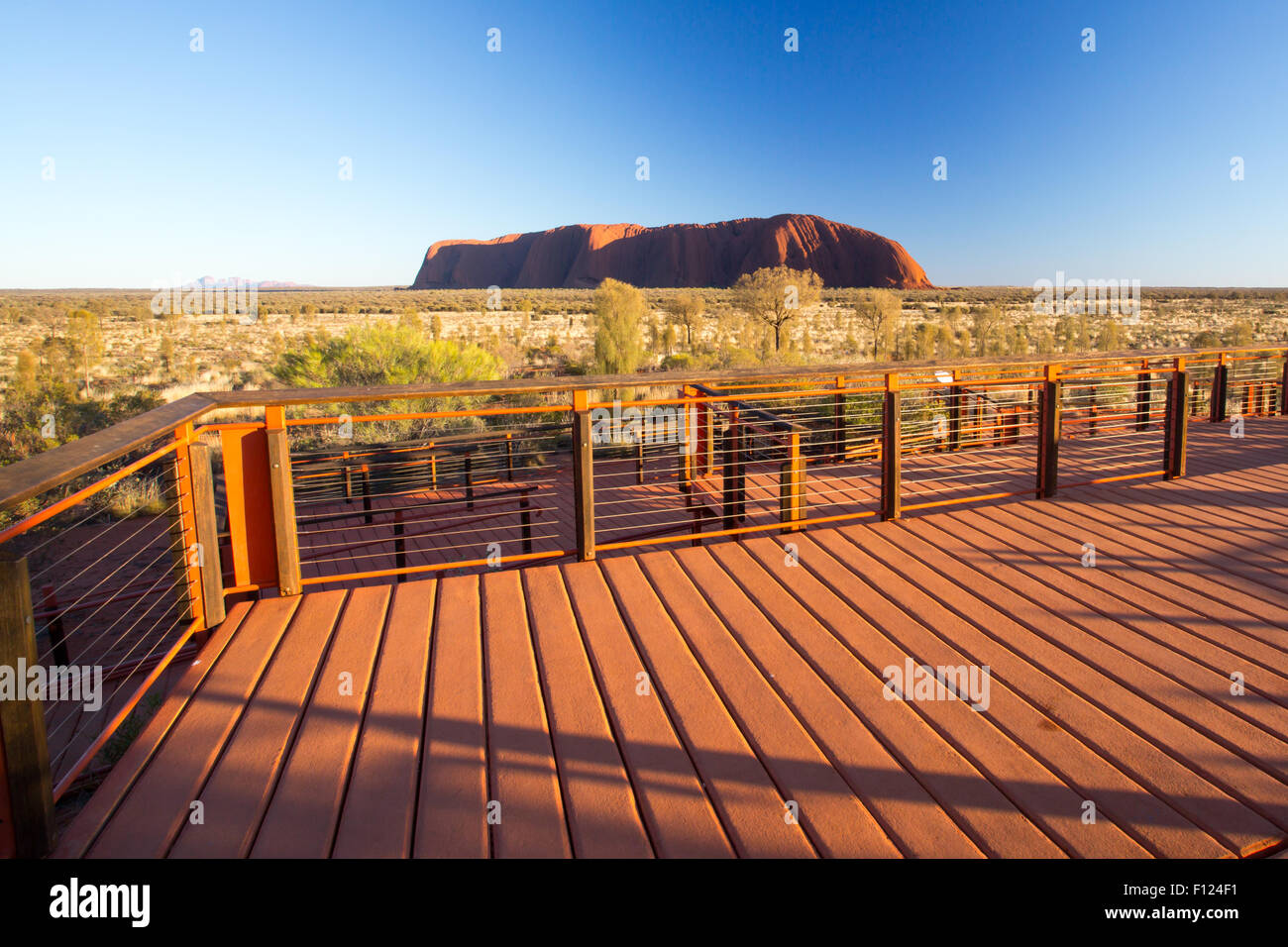 Maestosa Uluru e la piattaforma di osservazione al sorgere del sole su una chiara inverno di mattina nel Territorio del Nord, l'Australia Foto Stock