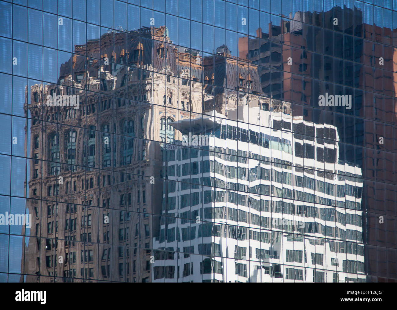 Edifici storici mirroring in architettura moderna in New York Foto Stock