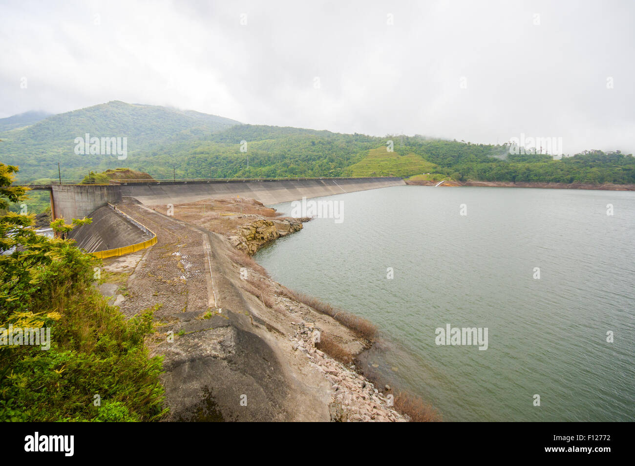 La fortuna di diga in Panama da un lago artificiale Foto Stock