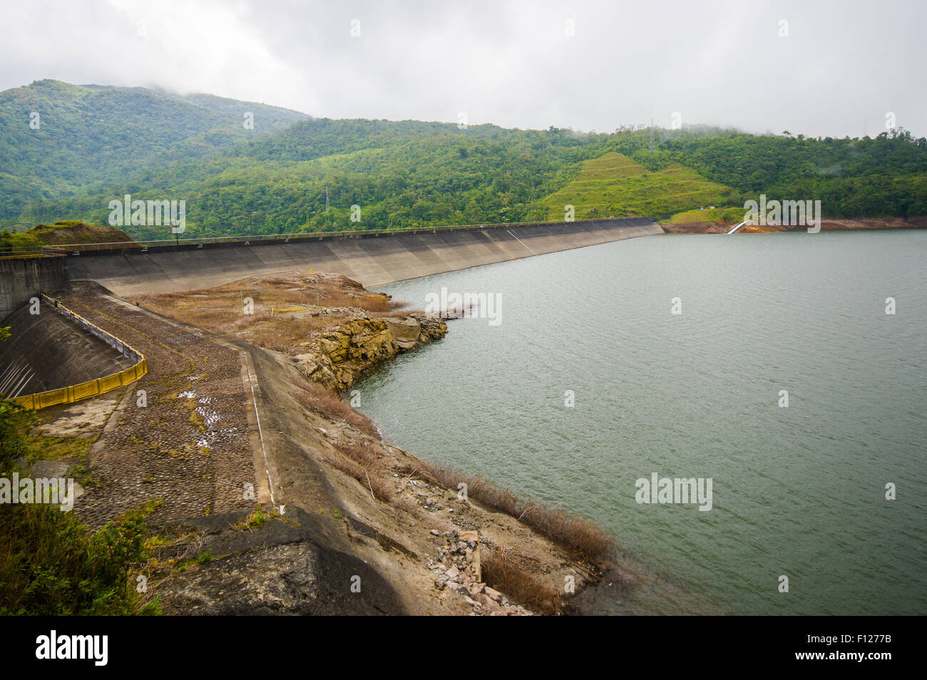 La fortuna di diga in Panama da un lago artificiale Foto Stock