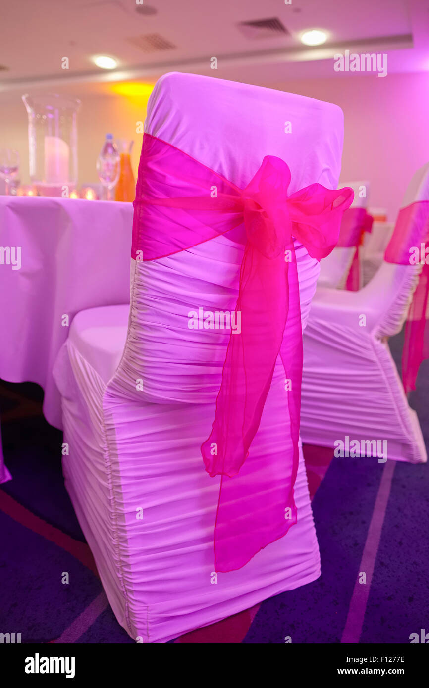 Sedie con archi a Hotel ricevimento di nozze Foto Stock