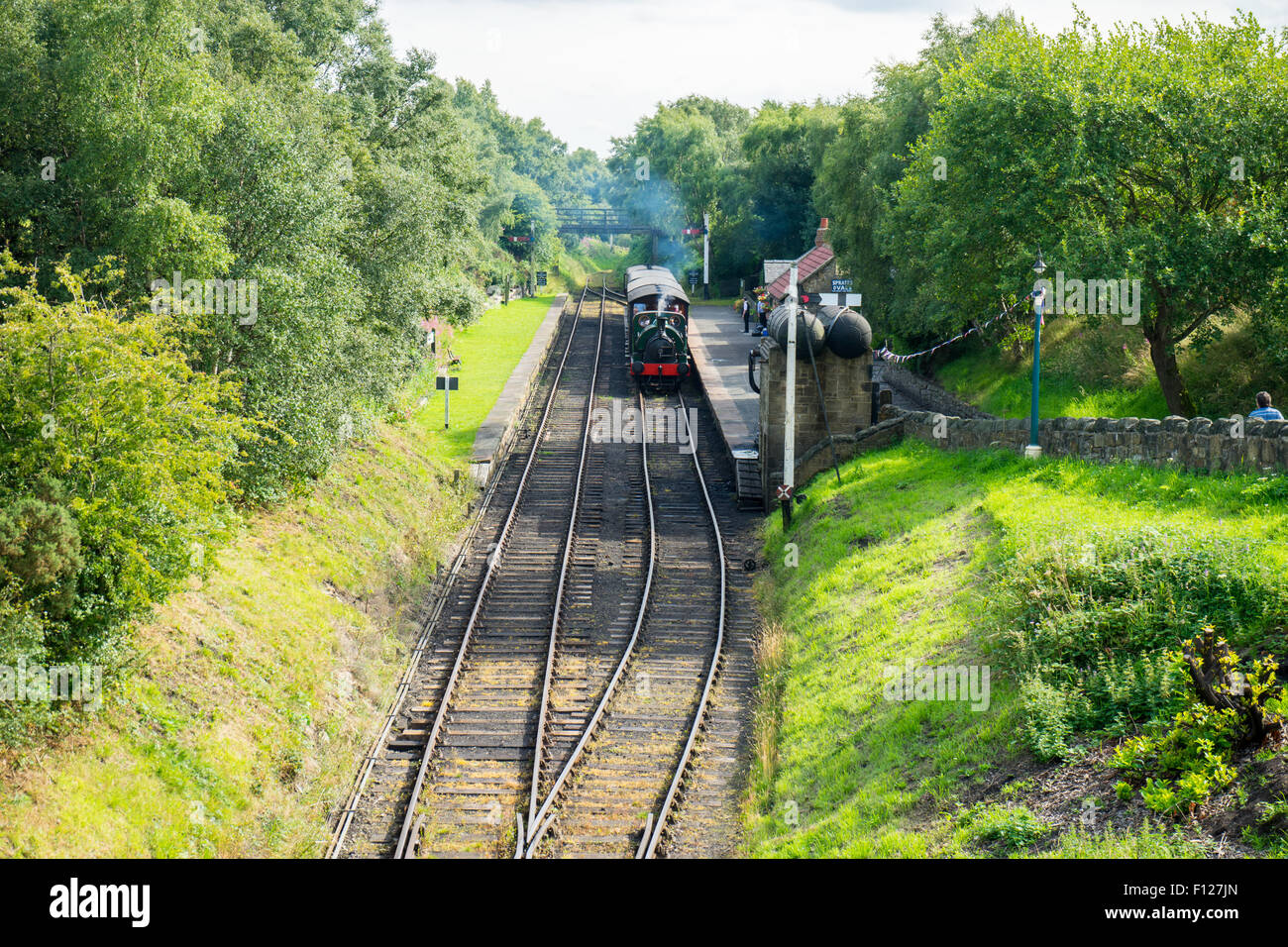 Treno a vapore e i carrelli alla stazione. Tanfield Railway, la più antica ferrovia in tutto il mondo. Foto Stock