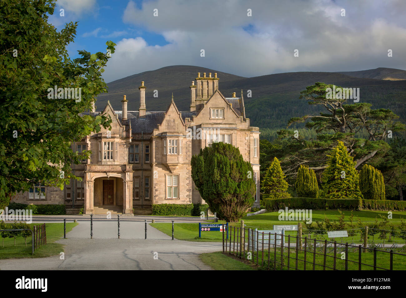Muckross House e tenuta vicino a Killarney, nella contea di Kerry, Irlanda Foto Stock
