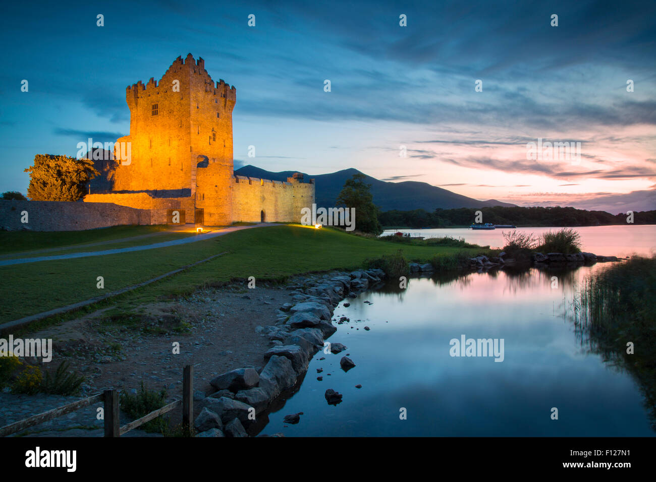 Twilight oltre il Castello di Ross (b. Xv secolo) sul Lough Leane vicino a Killarney, nella contea di Kerry, Irlanda Foto Stock