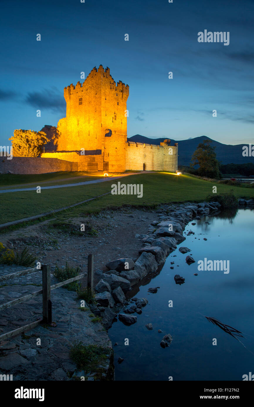 Twilight oltre il Castello di Ross (b. Xv secolo) sul Lough Leane vicino a Killarney, nella contea di Kerry, Irlanda Foto Stock