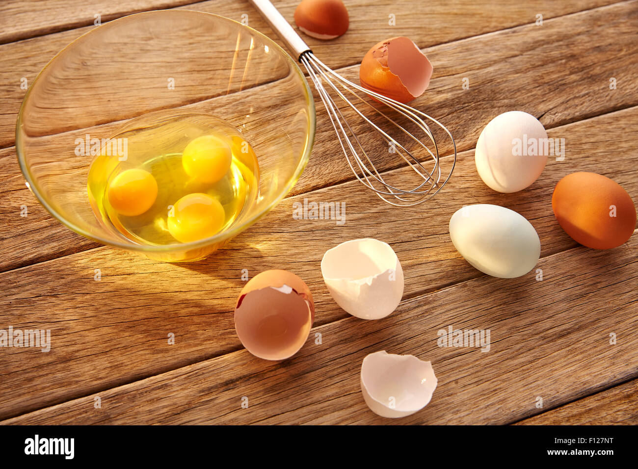 Uova e shaker in legno con la pasqua blu bianco e marrone colori uovo Foto Stock