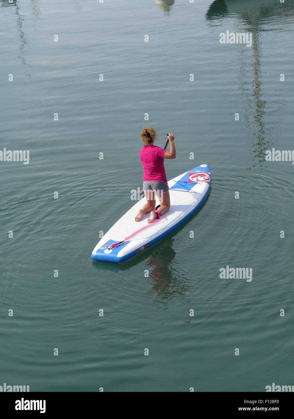 La Trinité-sur-Mer: ragazza paddle boarding Foto Stock