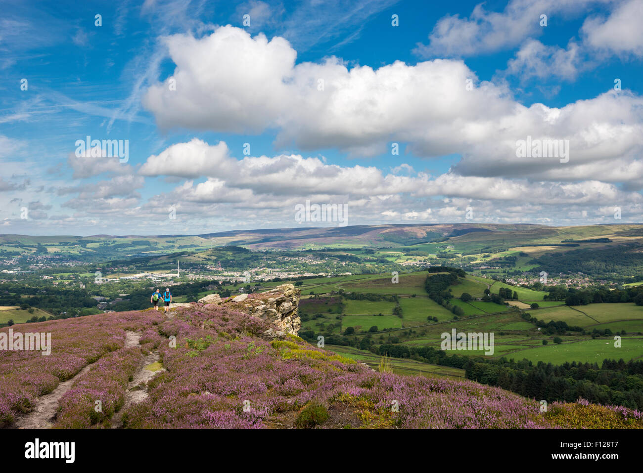 Due persone godendo di una passeggiata nelle colline sopra Glossop, Derbyshire, in Inghilterra su una soleggiata giornata estiva. Foto Stock