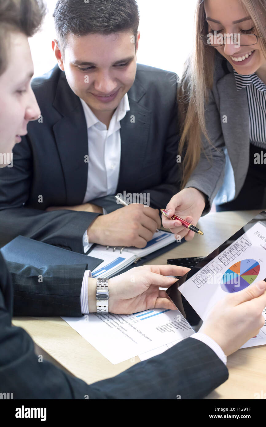 Donna sorridente manager spiega i dati aziendali per il suo associato Foto Stock