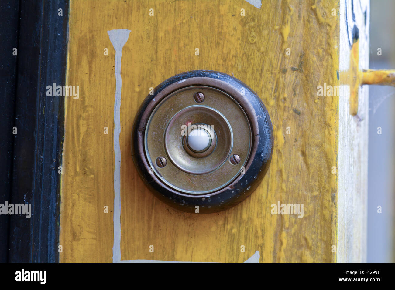 Sportello circolare campana al di fuori del negozio a Totnes, Devon, Inghilterra Foto Stock