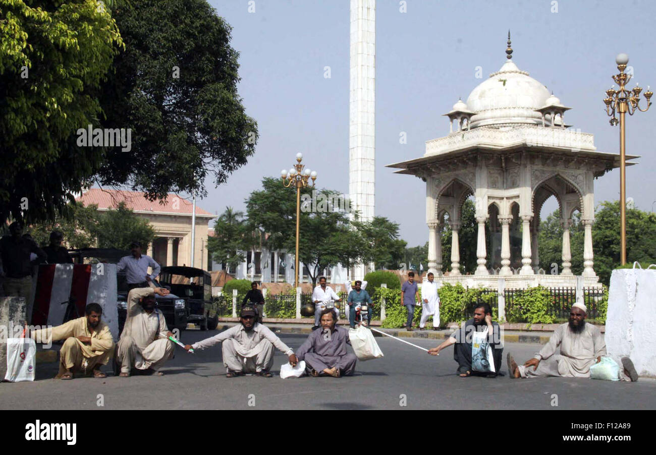 Disattivare persiane persone blocco Mall road come stanno protestando contro la disoccupazione durante la dimostrazione al di fuori del gruppo del Punjab edificio a Lahore Martedì, 25 agosto 2015. Foto Stock