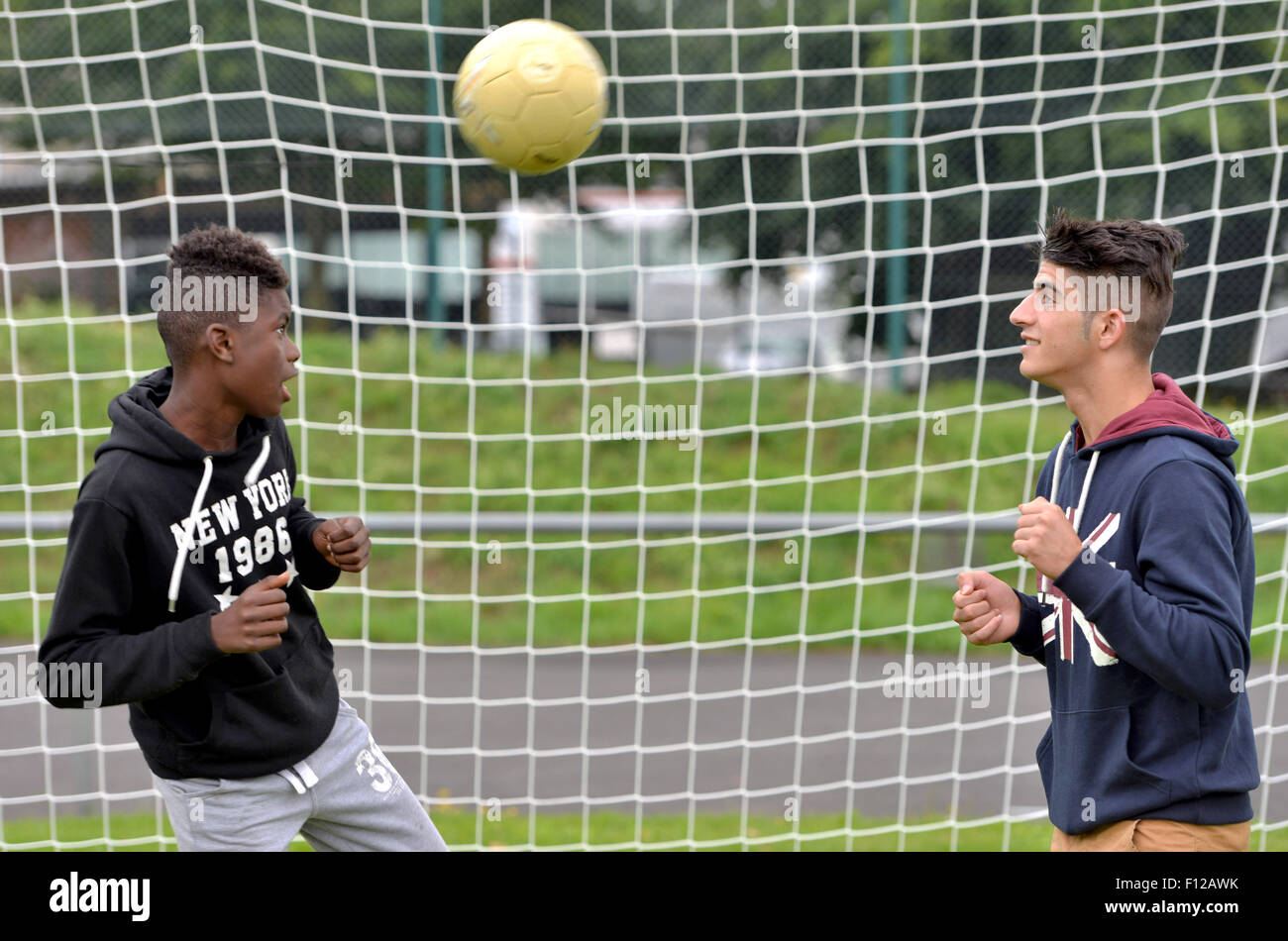 Niederwoerresbach, Germania. 24 Ago, 2015. Ibo Ceesay (l, 14) dal Gambia e Majid Mahmut (14) dalla Siria kick una palla attorno a un campo di addestramento in Niederwoerresbach, Germania, 24 agosto 2015. I rifugiati che vengono alloggiati nei locali della casa dei bambini, giocare per la SV Niederwoerresbach team. Foto: HARALD TITTEL/DPA/Alamy Live News Foto Stock