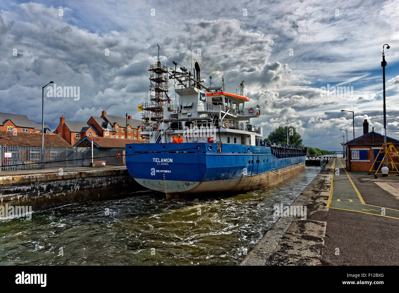 Coastal freighter 'Telamon' passando attraverso Latchford si blocca sul Manchester Ship Canal a Warrington, Inghilterra. Foto Stock