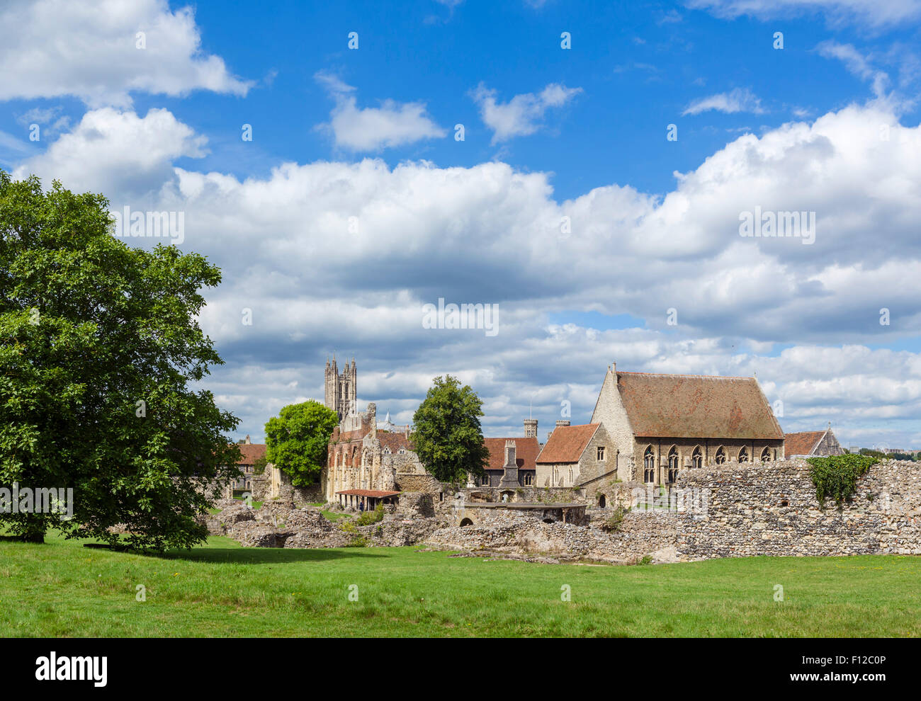 Le rovine di San Augstine's Abbey con la torre della cattedrale di Canterbury dietro, Canterbury, nel Kent, England, Regno Unito Foto Stock