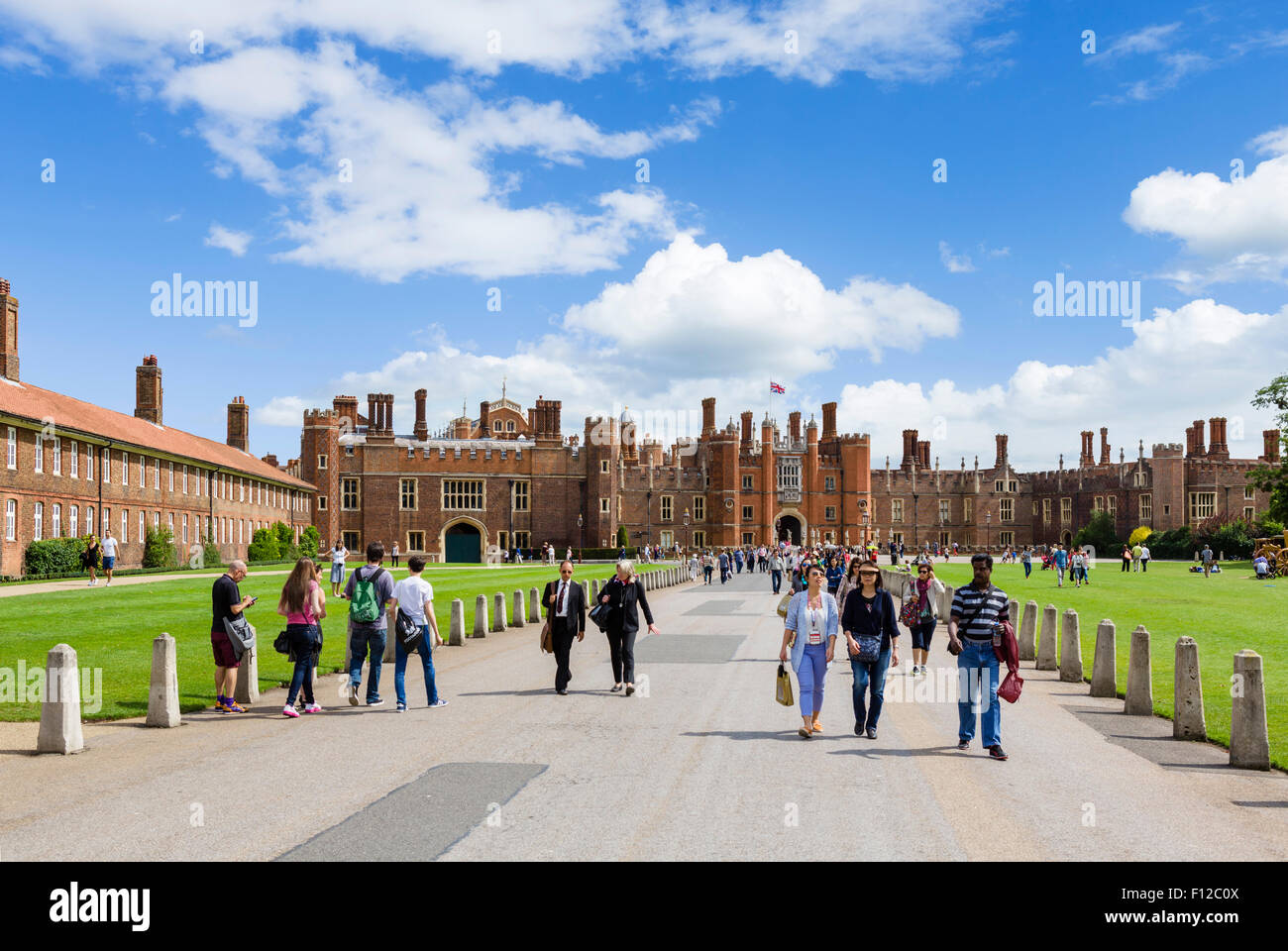 Visitatori all'entrata di Hampton Court Palace, Richmond Upon Thames, London, England, Regno Unito Foto Stock