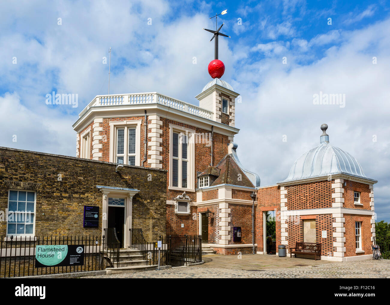 Il Royal Observatory (Flamsteed House) Greenwich, con il rosso della sfera di tempo sul tetto, London, England, Regno Unito Foto Stock