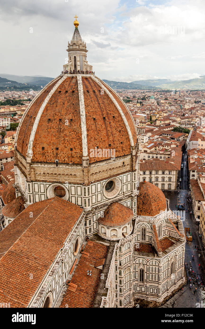 Cattedrale di Santa Maria del Fiore di Firenze con la Cattedrale Piazza Duomo Italia Foto Stock