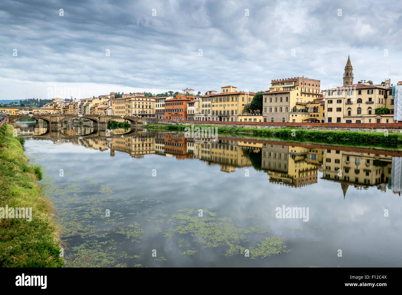 Vista del fiume lungo il fiume Arno guardando verso il Ponte Vecchio, Firenze Italia Foto Stock