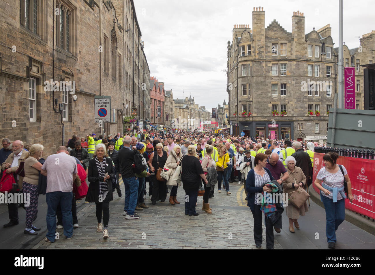 Il Royal Mile di Edimburgo, Scozia - folla passando attraverso i controlli di sicurezza controllo bagaglio sul loro modo al Edinburgh Tattoo 2015 Foto Stock