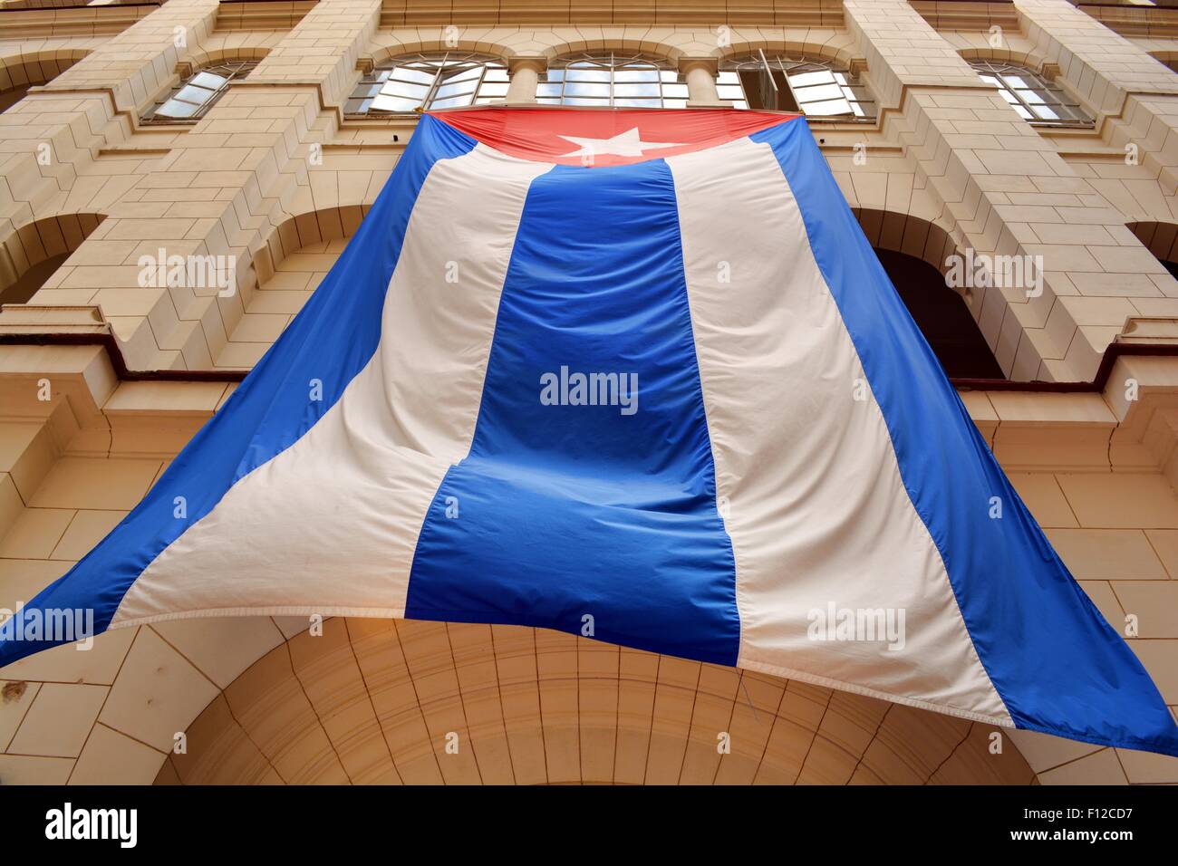 Grande bandiera nazionale di Cuba pendenti da finestre superiori del museo della rivoluzione a l'Avana, Cuba Foto Stock
