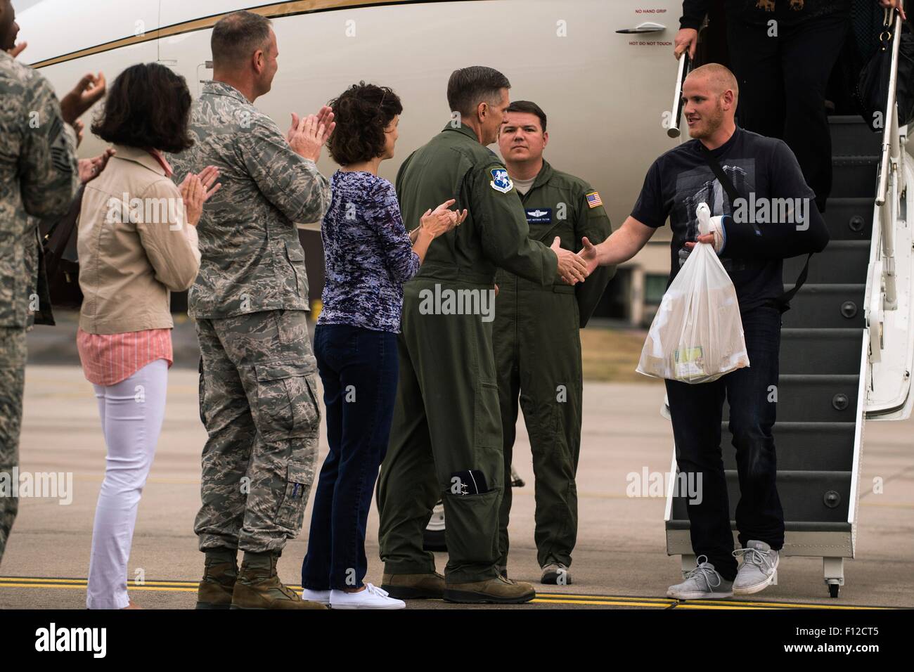 Parigi, Francia. 24 Ago, 2015. Stati Uniti Airman 1. Classe Spencer pietra è accolto dal Lt. Gen. Timothy M. Ray, 3° Air Force commander e xvii Expeditionary Air Force commander dopo l'arrivo a Ramstein Air Base Agosto 24, 2015 a Ramstein, Germania. Pietra lungo con Anthony Sadler, Aleksander Skarlatos e Chris Norman uniti insieme nel soggiogare un terrore attacco da un pistolero ad alta velocità Thalys servizio del treno. Foto Stock