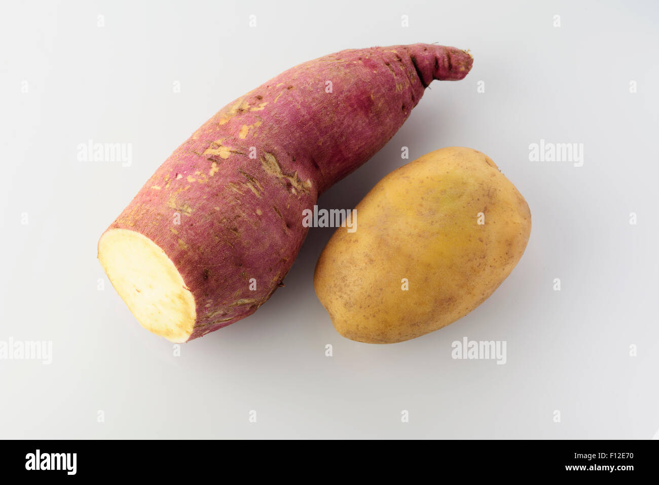 Dolce e patate marrone su sfondo bianco. Foto Stock