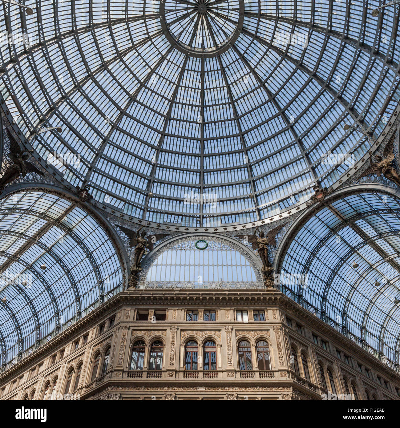 Cupola di vetro e le volte della Galleria Umberto I di Napoli, Italia Foto Stock