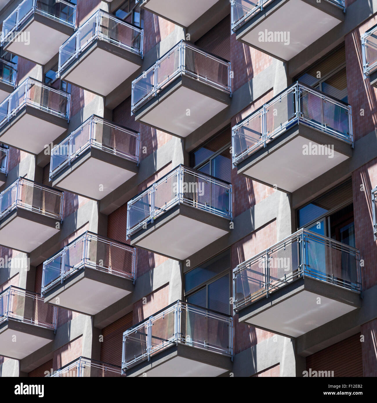 Il balcone di ogni camera si aggrappano alla facciata di una casa appartamento moderno a Salerno, Italia Foto Stock