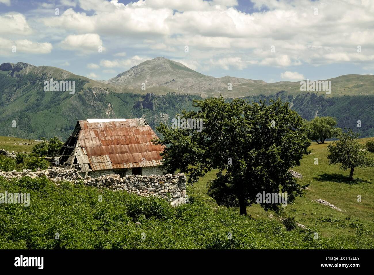 Casa danneggiata nel villaggio di montagna Blace (Konjic). Foto Stock