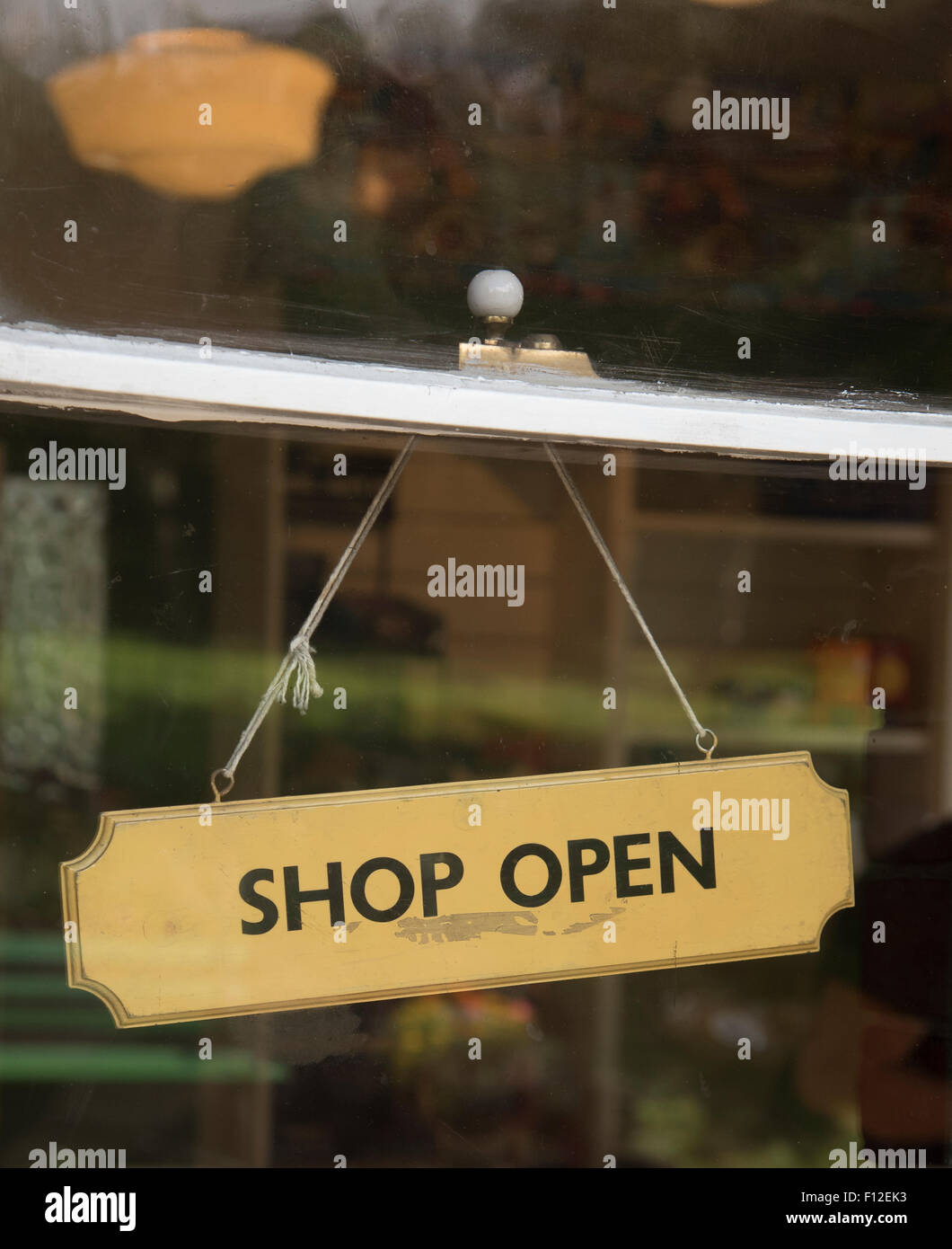 Negozio aperto appeso un cartello in vetrina Foto Stock