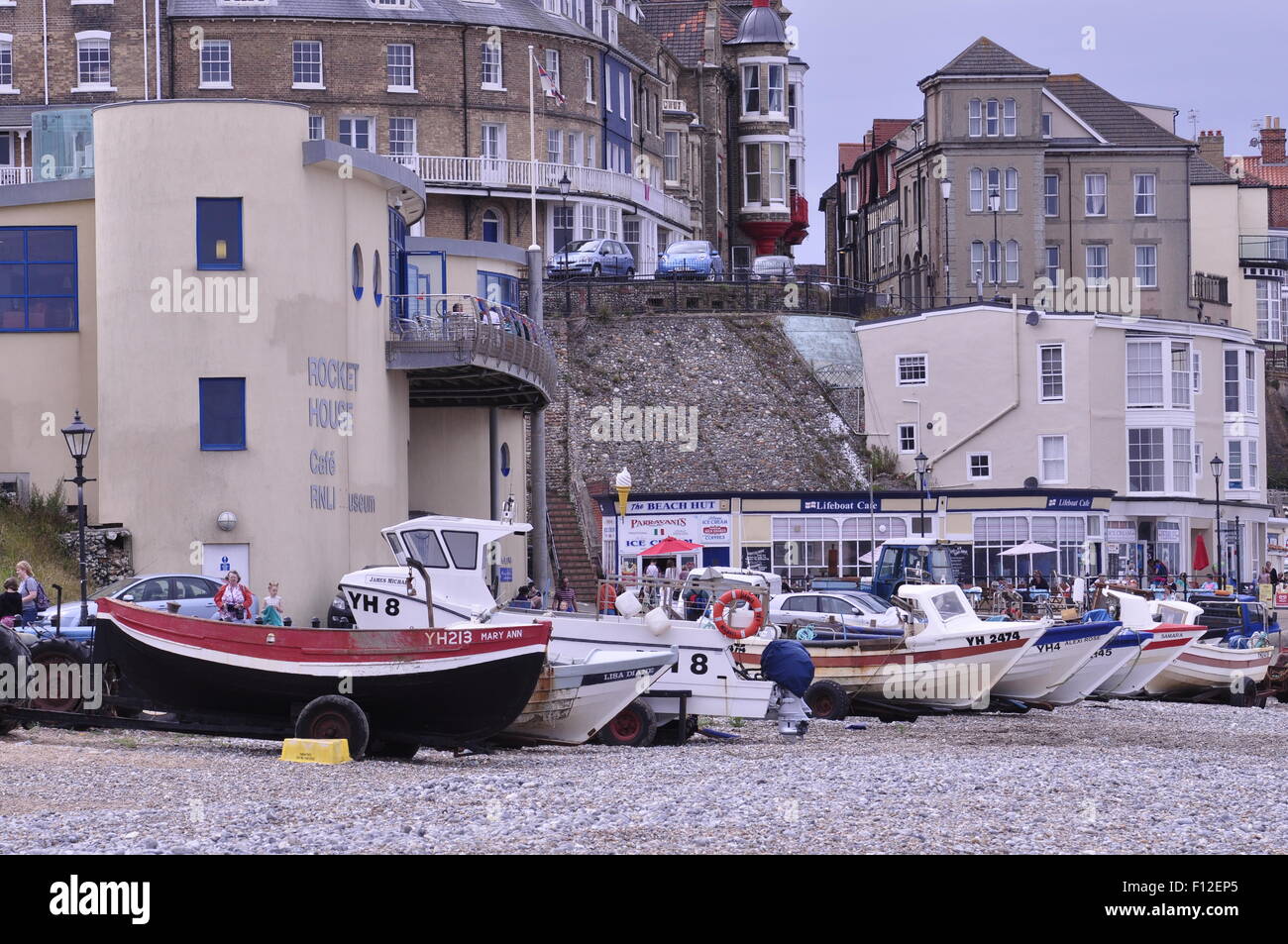 Il granchio barche su Cromer Beach, Norfolk, Inghilterra. Foto Stock