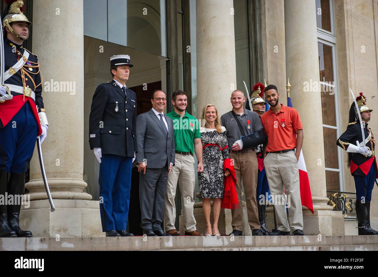 Parigi, Francia. 24 Ago, 2015. Il Presidente francese Franois Hollande, sinistra, pone con gli americani che hanno sventato un attacco terroristico su un treno francese dopo aggiudicazione la Legione d Onore all Elysée. Agosto 24, 2015 a Parigi, Francia. (L a R): Francois Hollande, Aleksander Skarlatos, Ambasciatore Jane Hartley, Spencer Pietra e Anthony Sadler. Foto Stock