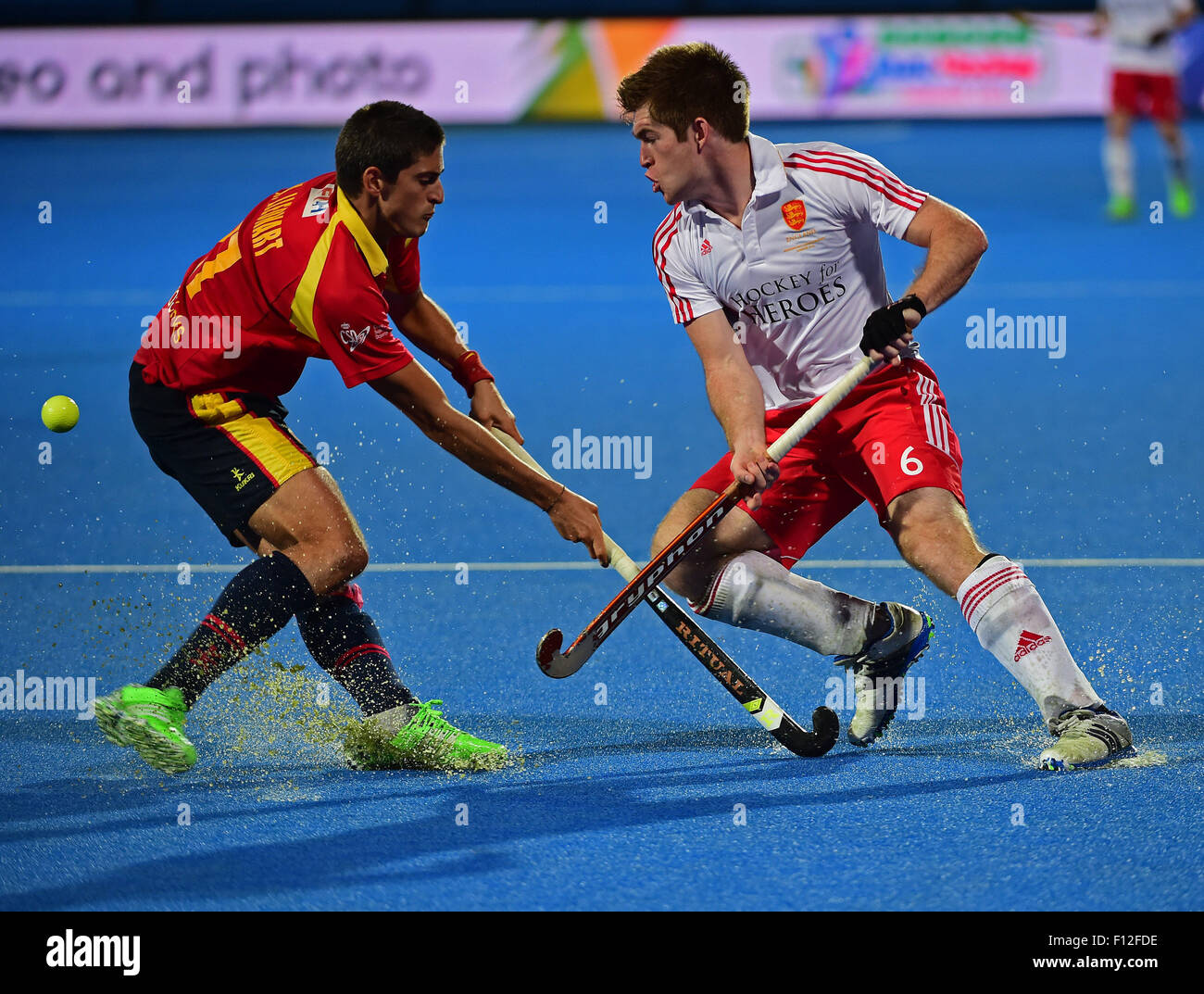 Lea Valley, Londra, Regno Unito. 25 Ago, 2015. Unibet EuroHockey Championships il giorno 5. Tra Inghilterra e Spagna. Henry Weir (ITA) tagli in off Xavi Lleonart (ESP) Credito: Azione Sport Plus/Alamy Live News Foto Stock