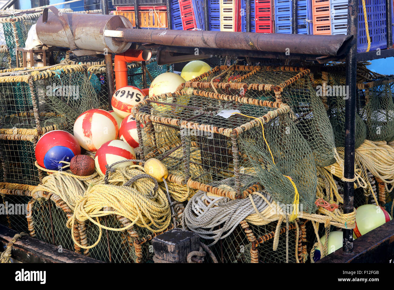 Aragosta e granchio pentole caricato sulla barca da pesca a Kalk Bay a Cape Town, Sud Africa Foto Stock