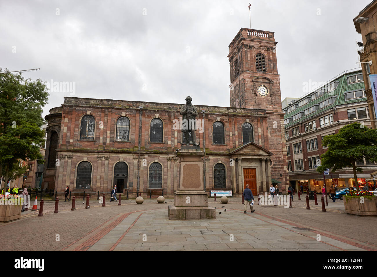 St RNA e la chiesa di st rna square con la statua di richard cobden Manchester Inghilterra England Regno Unito Foto Stock