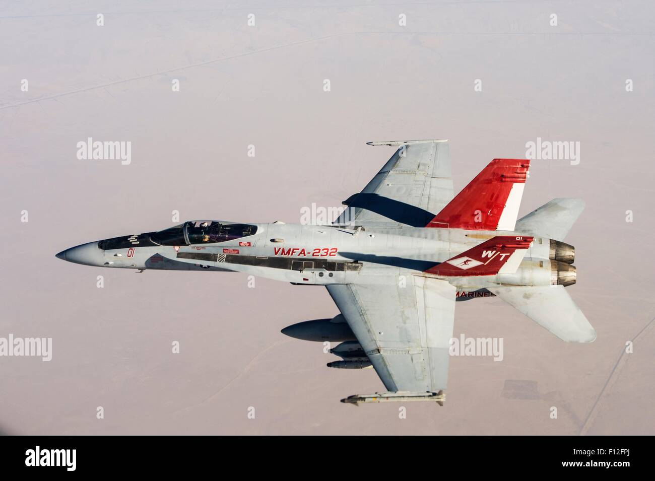Un U.S. Marine Corps F/A-18 fighter aircraft si prepara a fare rifornimento da un Royal Canadian Air Force refueller durante una missione di combattimento 22 agosto 2015 sull'Iraq. Foto Stock