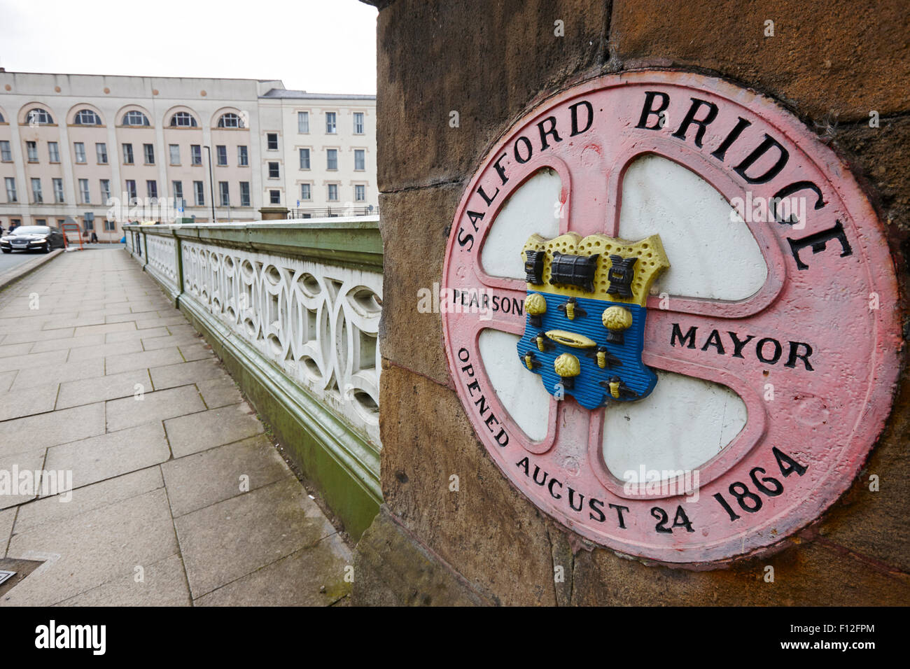 Salford ponte Palatino e città crest Manchester Regno Unito Foto Stock