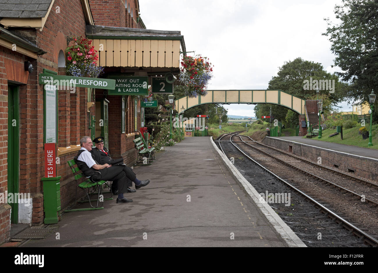 La linea di crescione a Ropley Hampshire REGNO UNITO Inghilterra metà Hants del personale ferroviario in attesa per il prossimo treno Foto Stock
