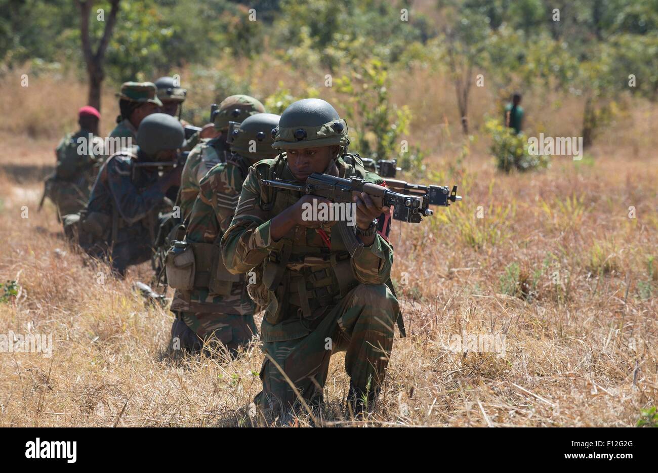 La polizia militare con la Difesa dello Zambia vigore durante l'esercizio Southern Accord Agosto 11, 2015 a Lusaka, nello Zambia. L'esercizio annuale è un misto di formazione per il mantenimento della pace con gli Stati Uniti Militari, United Nation alleati e dello Zambia Forze di difesa. Foto Stock