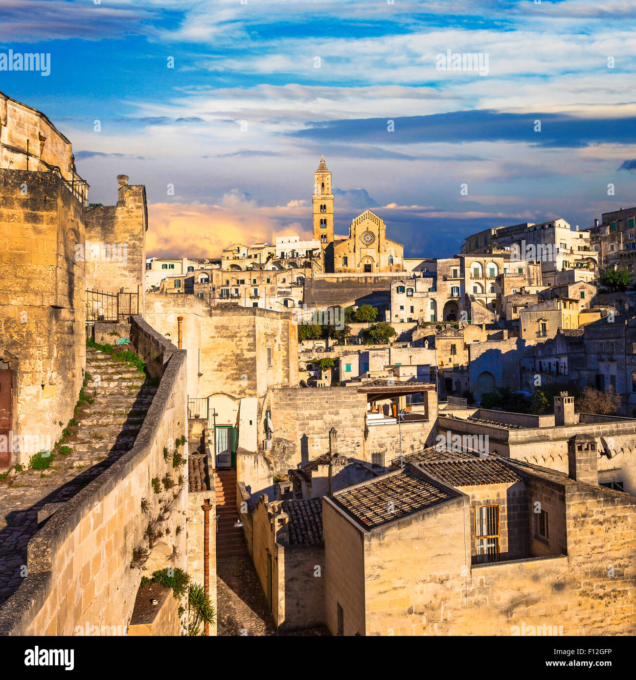 Antica città di Matera oltre il tramonto. Basilicata, Italia Foto Stock