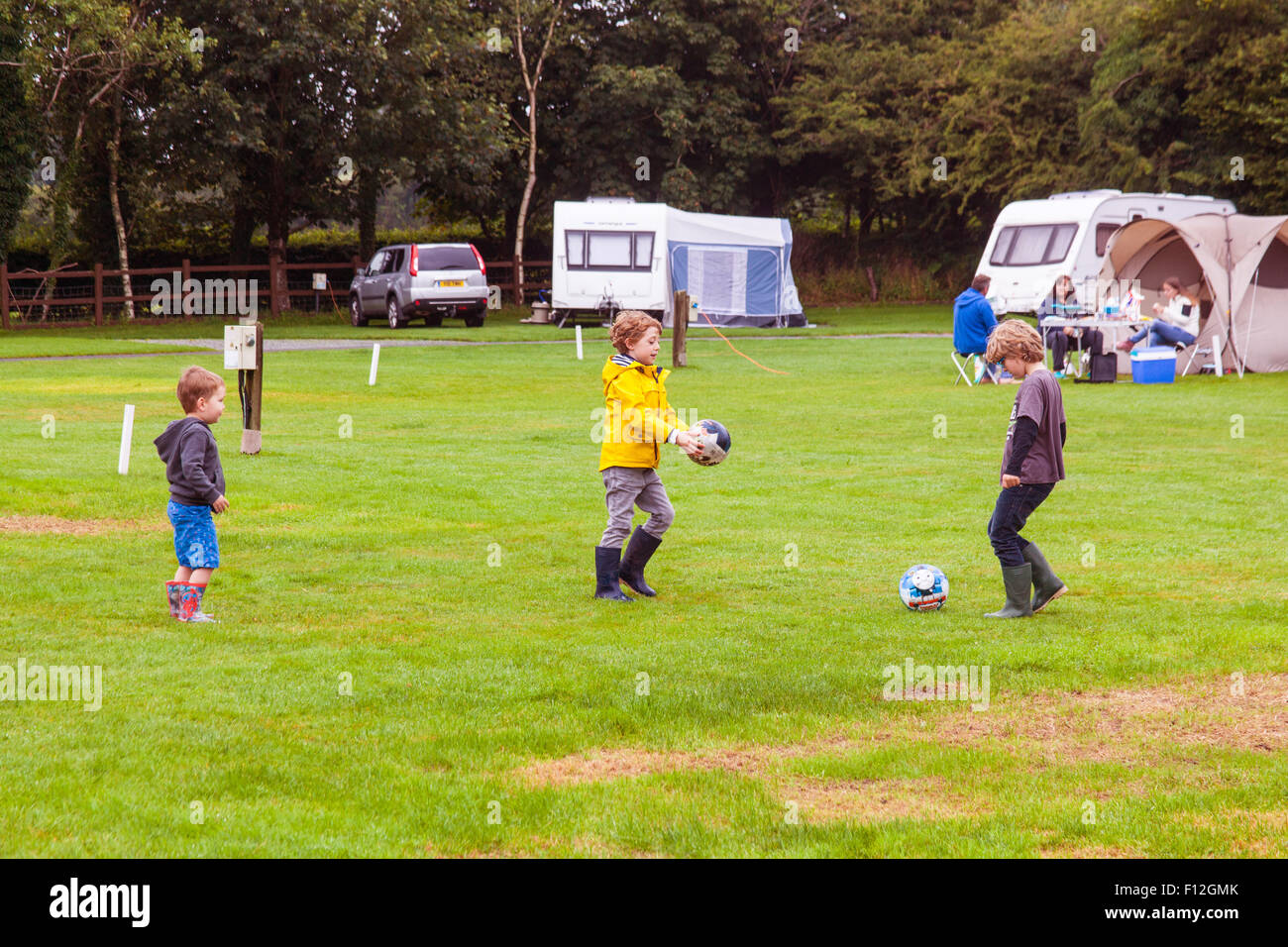 Ragazzi che giocano a calcio, Tavistock Campeggio e caravaning Club sito, maggiore Longford, Tavistock, Devon, Inghilterra, Regno Unito. Foto Stock