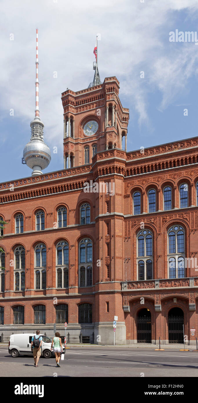 Il Rotes Rathaus e la torre della televisione di Berlino, Germania Foto Stock
