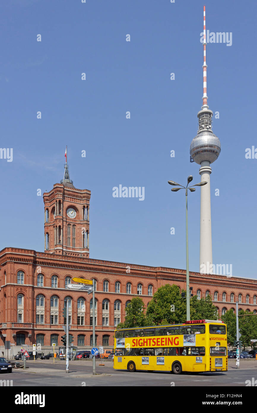 Il Rotes Rathaus e la torre della televisione di Berlino, Germania Foto Stock