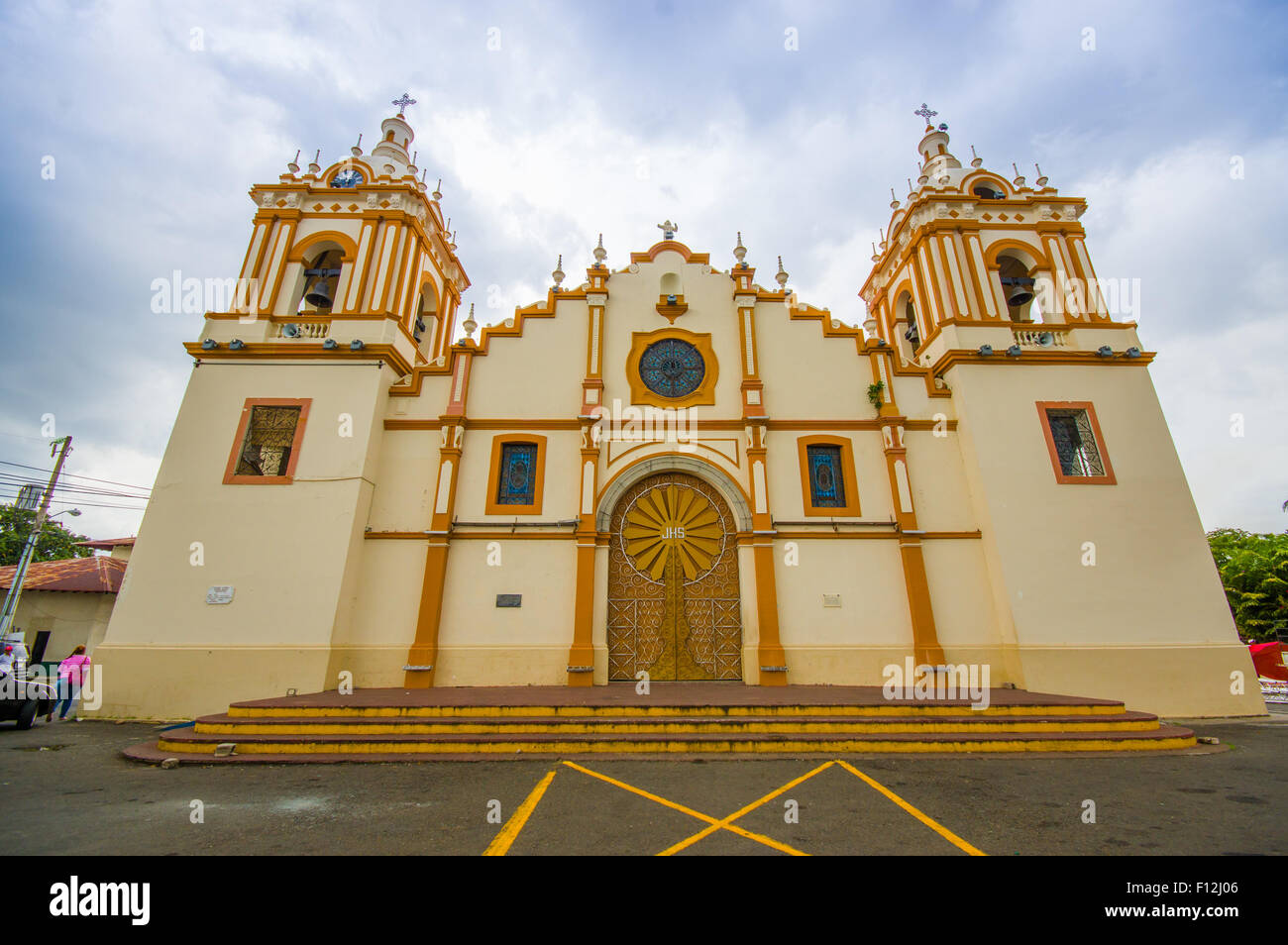 Centro citta', la chiesa principale, Santiago è una delle più grandi città di Panama e un importante hub di trasporto per la regione. Foto Stock