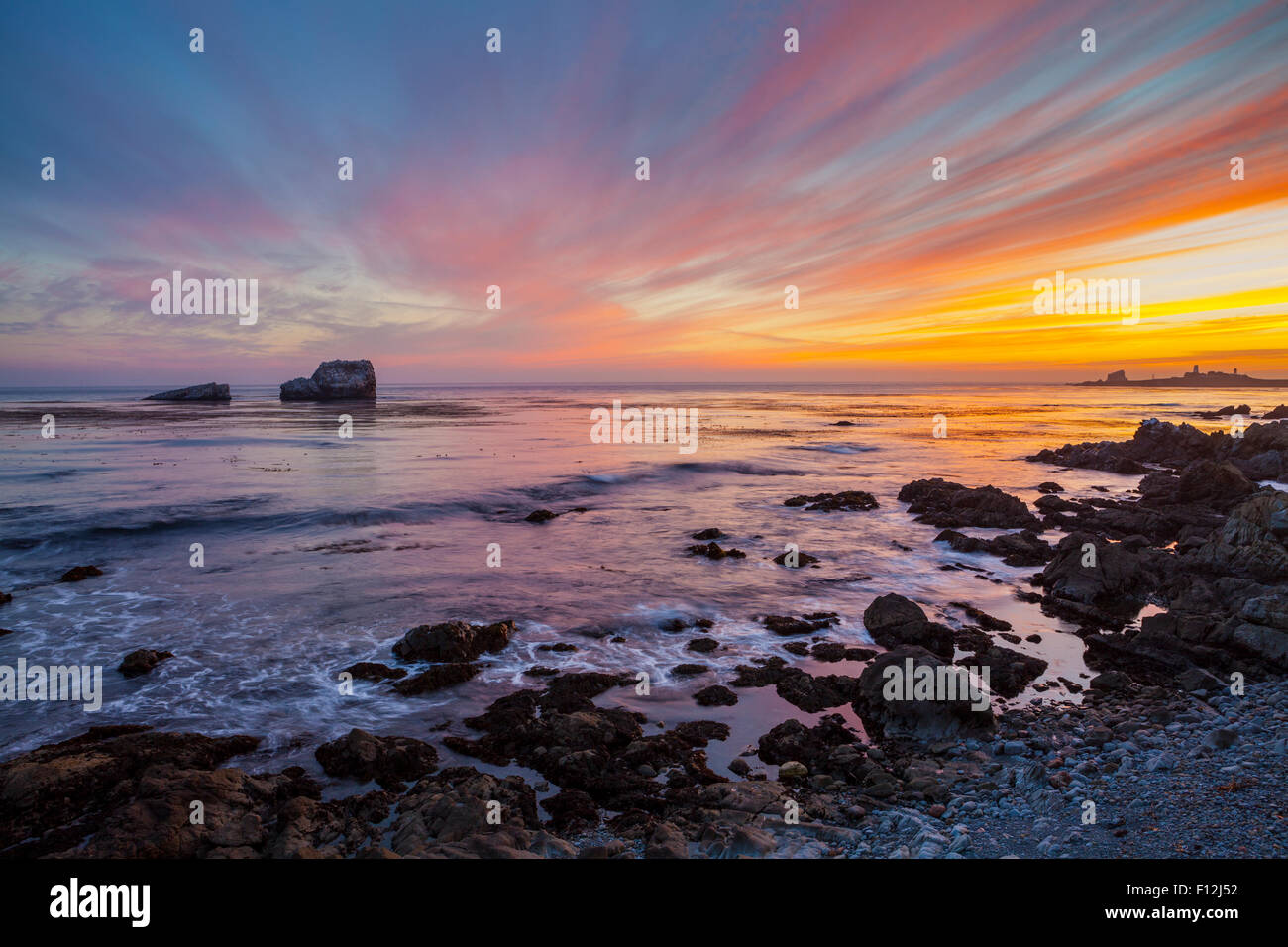 Ocean scenic dal litorale centrale della California con scorcio di PIEDRAS BLANCAS Faro. Foto Stock