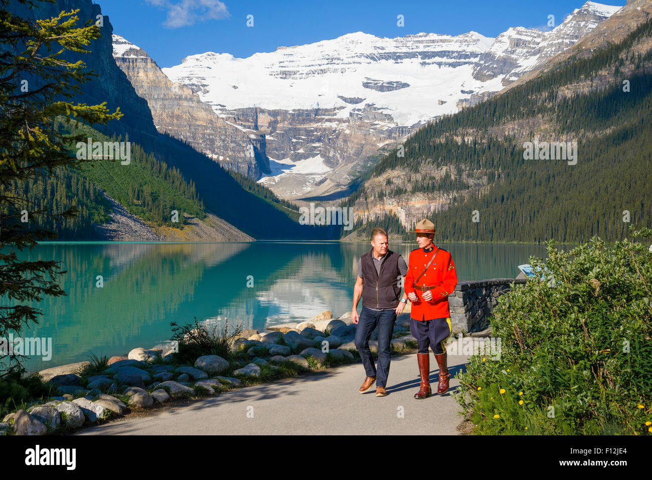 RCMP Officer presso il Lago Louise, il Parco Nazionale di Banff, Alberta, Canada Foto Stock