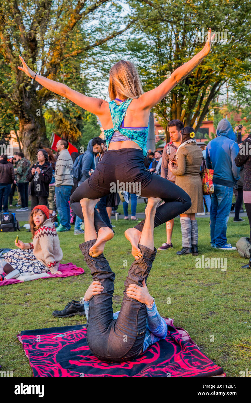 La pratica dello yoga, Grandview Park, Unità commerciale, Vancouver, B.C. Canada Foto Stock