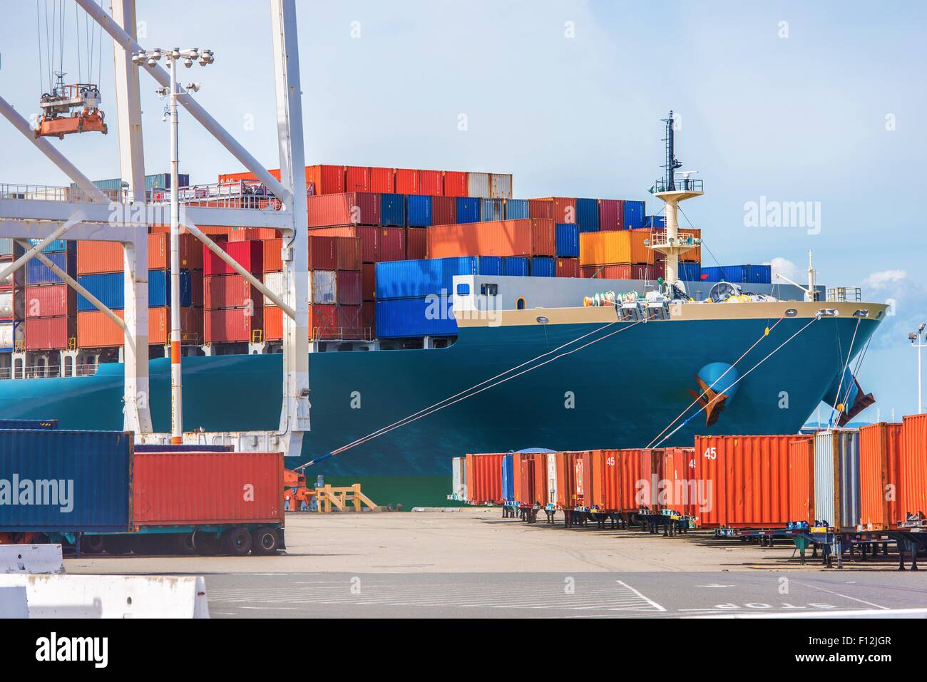 Nave cargo carico. Oceano tema di trasporto. Il caricamento di container. Foto Stock