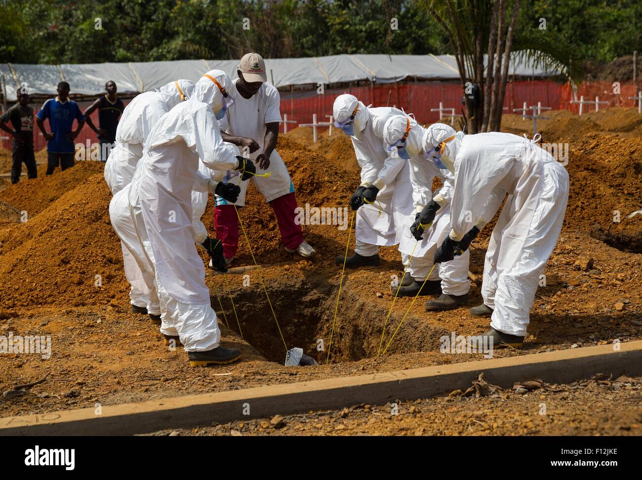 Volontariato liberiano sepoltura squadre scavano tombe e seppellire le vittime dell'epidemia di Ebola in discoteca Hill Cimitero Gennaio 26, 2015 in Morgibi County, Liberia. Foto Stock